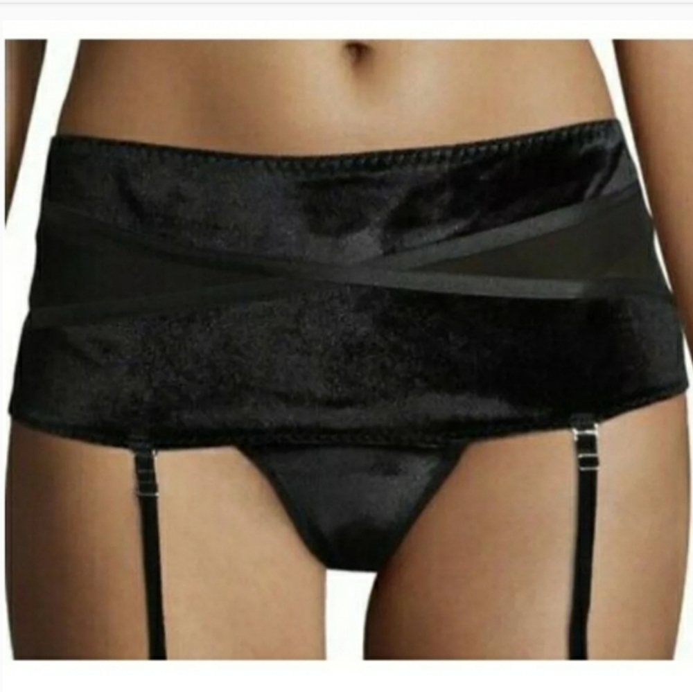Maidenform Extra Sexy Velvet Garter Belt MFB102